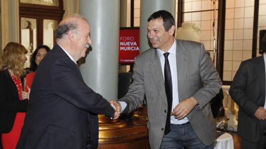 Vicente Del Bosque saluda a Antonio Peñalver, Director General de Deportes.