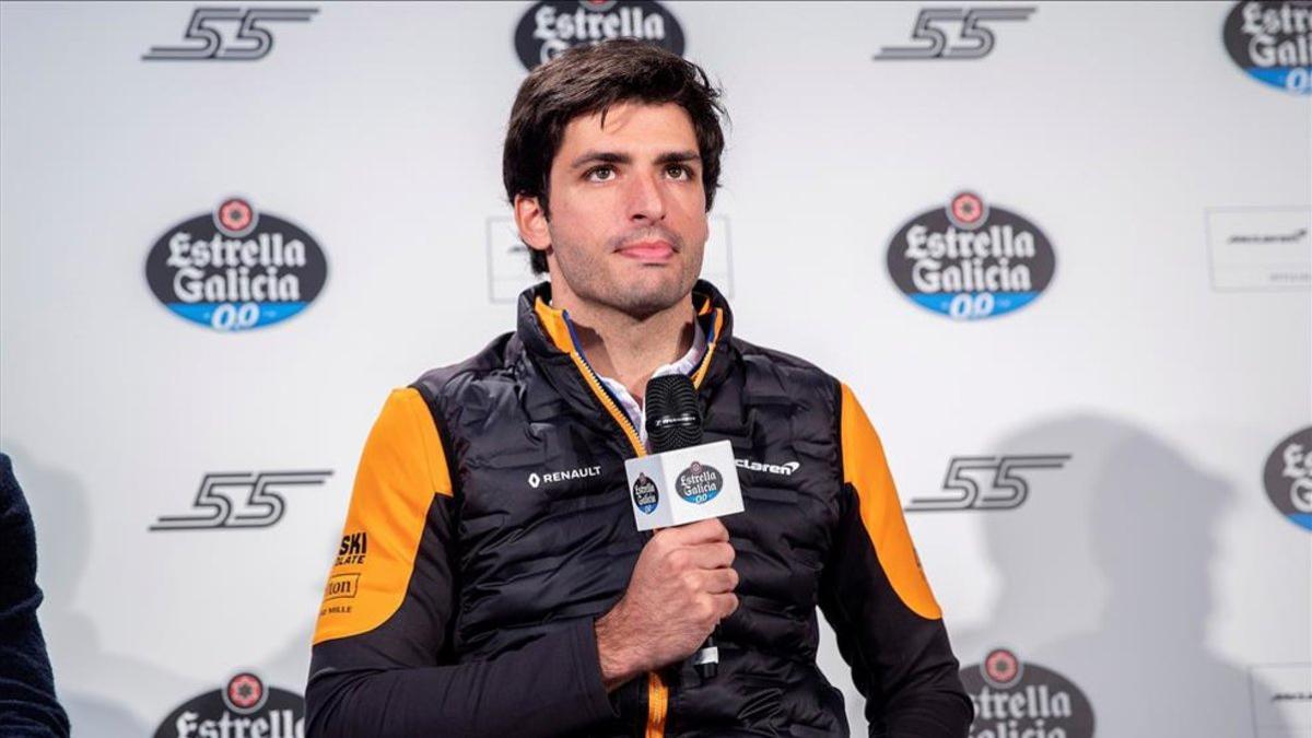 Carlos Sainz atendiendo a los medios