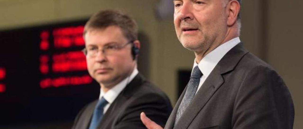 Dombrovskis (i.) y Pierre Moscovici, ayer, en su comperencia sobre el déficit en Bruselas. // G. Boulougouris