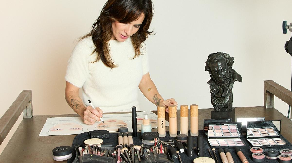 Natalia Belda, con las bases, correctores, iluminadores, sombras, barras y coloretes que usará en la gala.