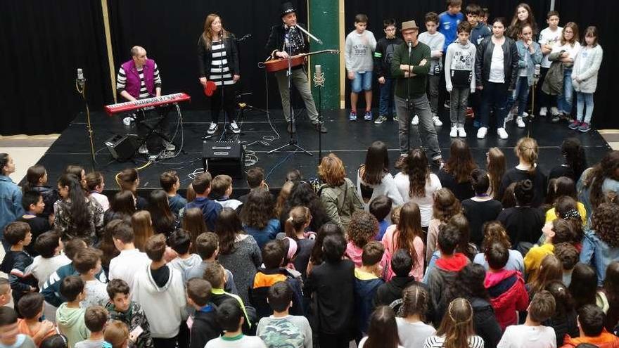 Colegio e instituto, más cerca a través del canto