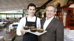 Luis Vinyes y su padre, Lluis Vinyes, en su restaurante, La Venta, con erizos.