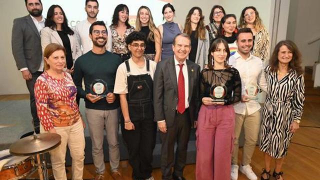 Caballero, con los  ganadores.   | // PABLO GAMARRA