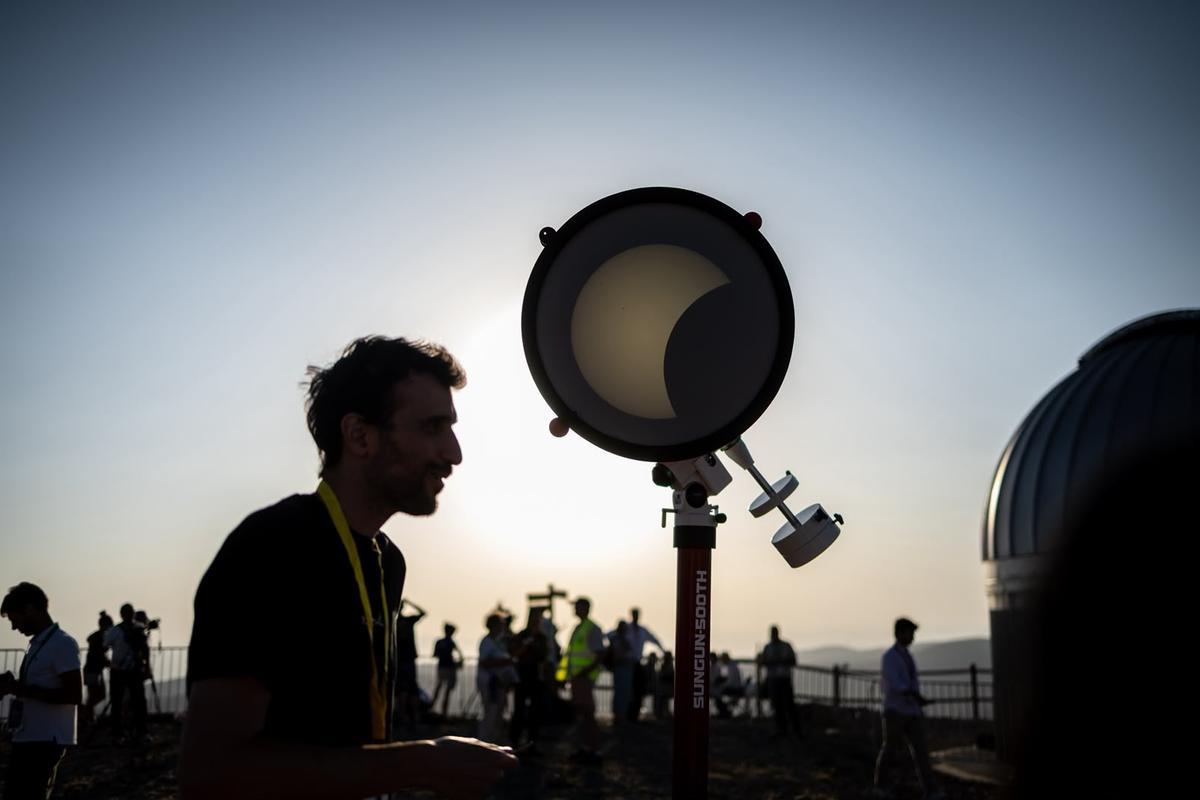 En imágenes | El Observatorio de Javalambre, epicentro de Aragón para presenciar el eclipse.