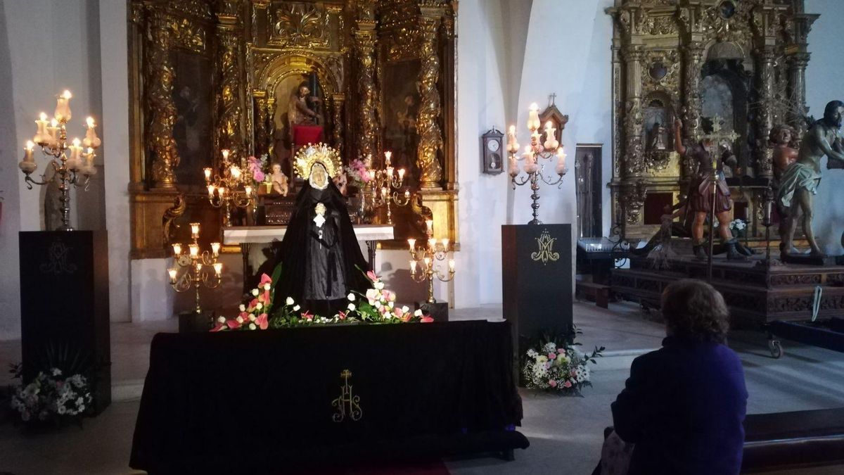 Imagen de la Nuestra Señora de las Angustias en su Soledad en una edición anterior del &quot;Besamanos&quot;