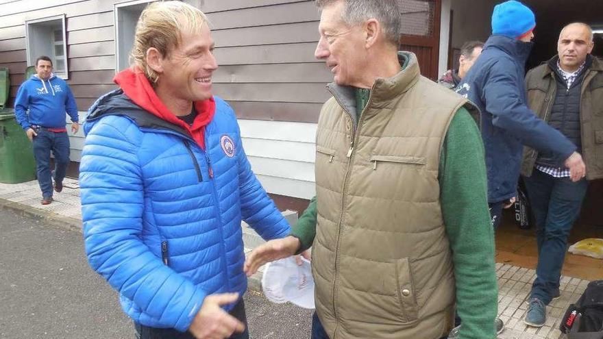 Kiko Vega, vigente campeón de la Regata del Río Negro, junto a Juan Manuel Feliz, en Ribadesella.