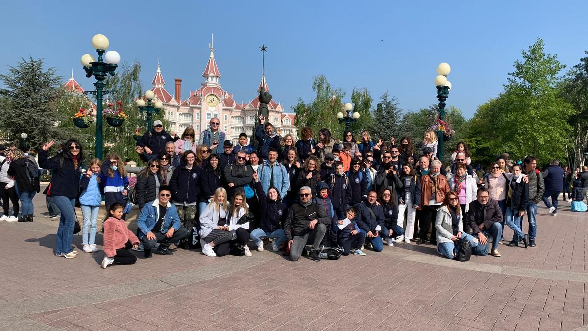 Los integrantes de la Orquesta de Pulso y Púa de Chiva junto a sus familiares en Disneyland París