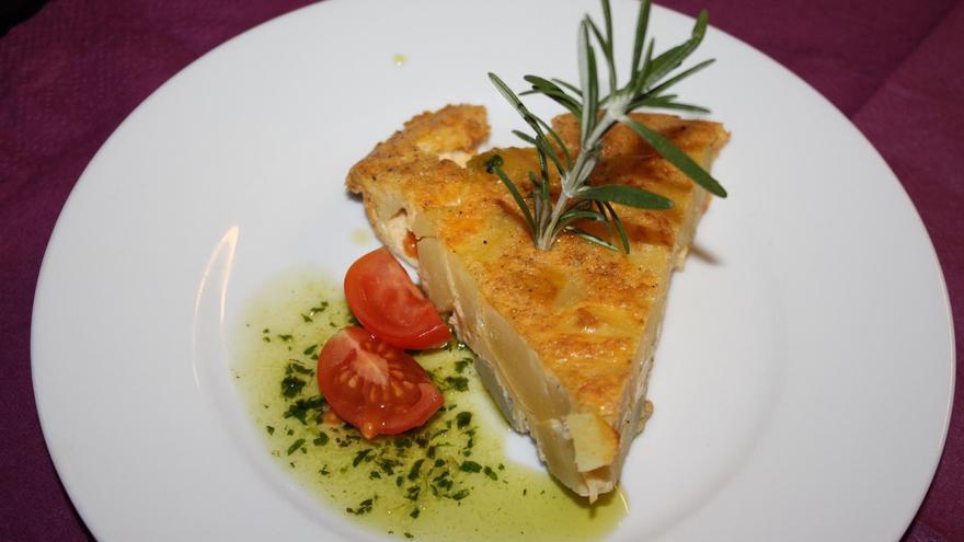 Tortilla de patatas rellena de queso y gambas, el plato más fresco de tus veladas veraniegas