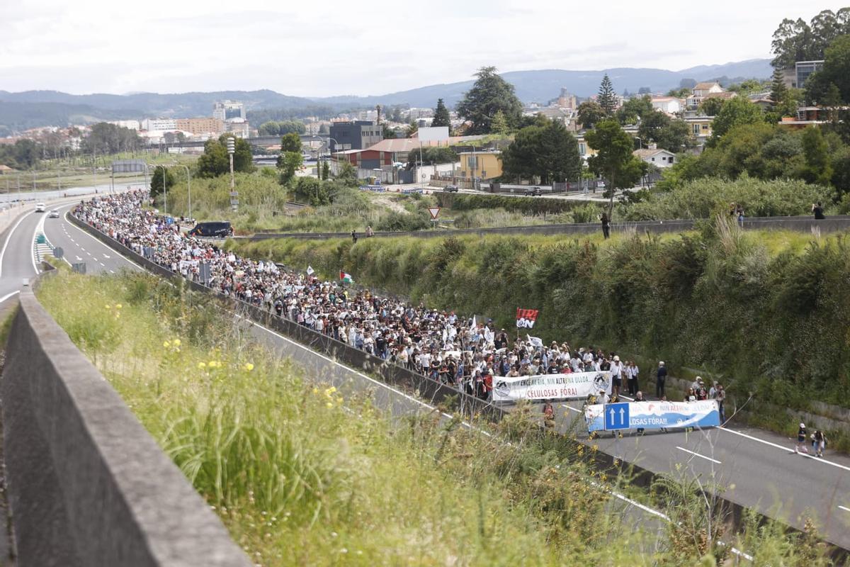 Los maniestantes marchan por la autovía de Marín.
