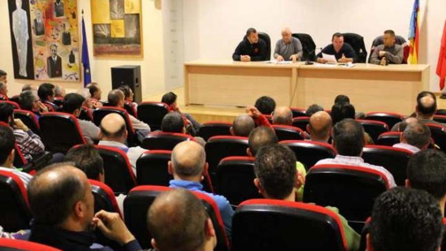 Los trabajadores durante la asamblea celebrada ayer en el Centro Cívico de Elda.