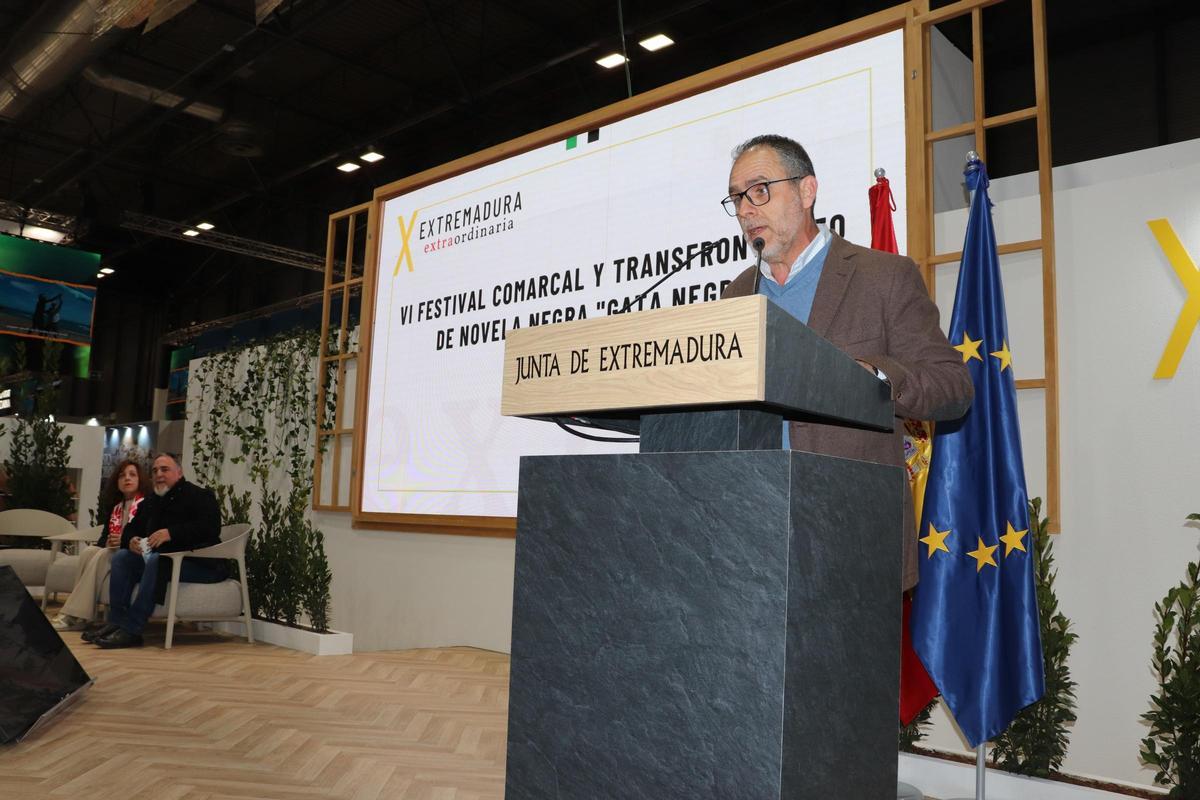 El alcalde de Moraleja, Julio César Herrero, durante la presentación de 'Gata Negra'.