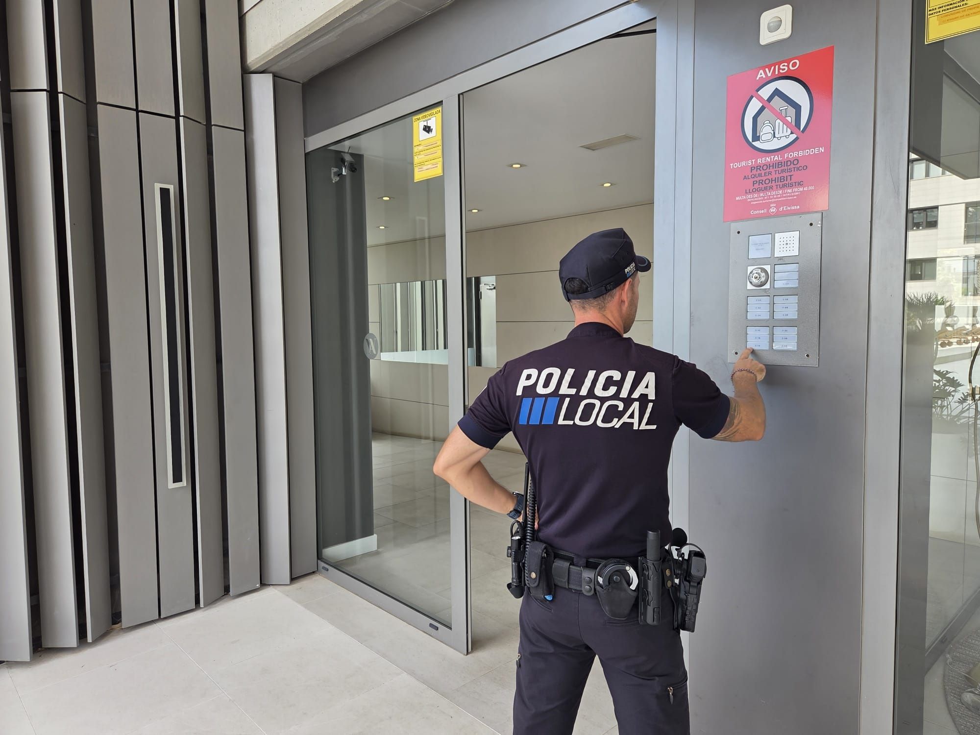 Un agente de la Policía Local durante una inspección de intrusismo en vivienda turística