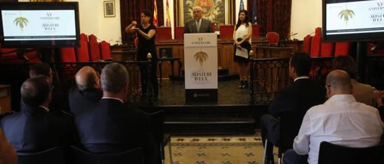 El presidente del Misteri, Fernando García, durante su alocución ayer en el acto del XV aniversario en el Ayuntamiento.