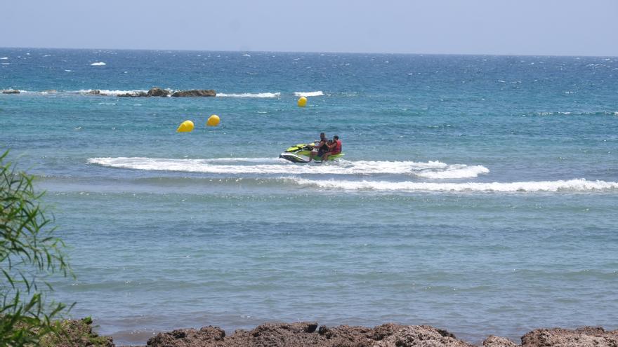 Las playas de El Campello ya tienen boyas: termina su instalación a mediados de julio