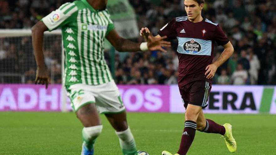 Denis Suárez encara a Emerson durante el partido de ayer. // LOF