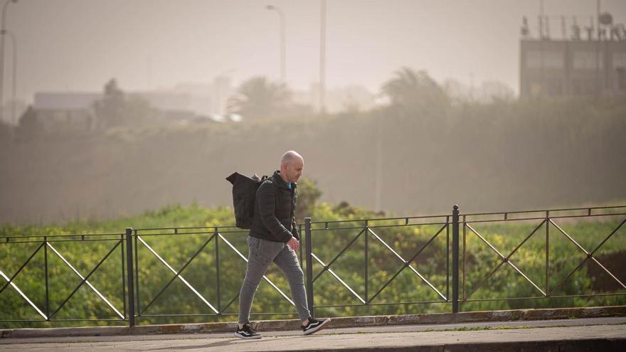 Tenerife, en alerta por calima y fuerte oleaje este lunes