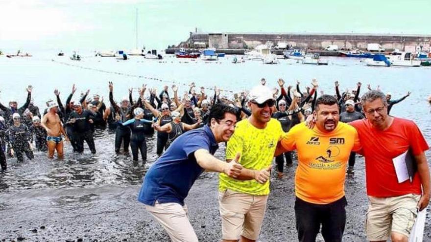 Organizadores, autoridades y participantes, en la Travesía Alcaraván del pasado año.