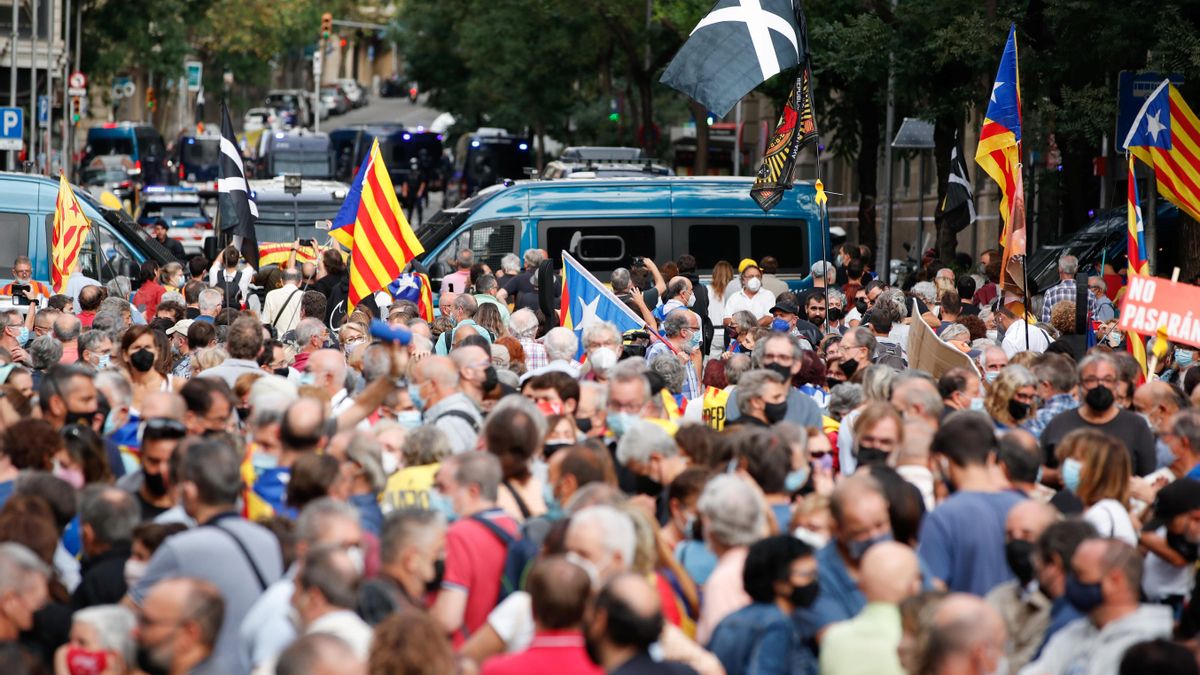 Manifestació a Barcelona en contra de la detenció de Carles Puigdemont a Itàlia