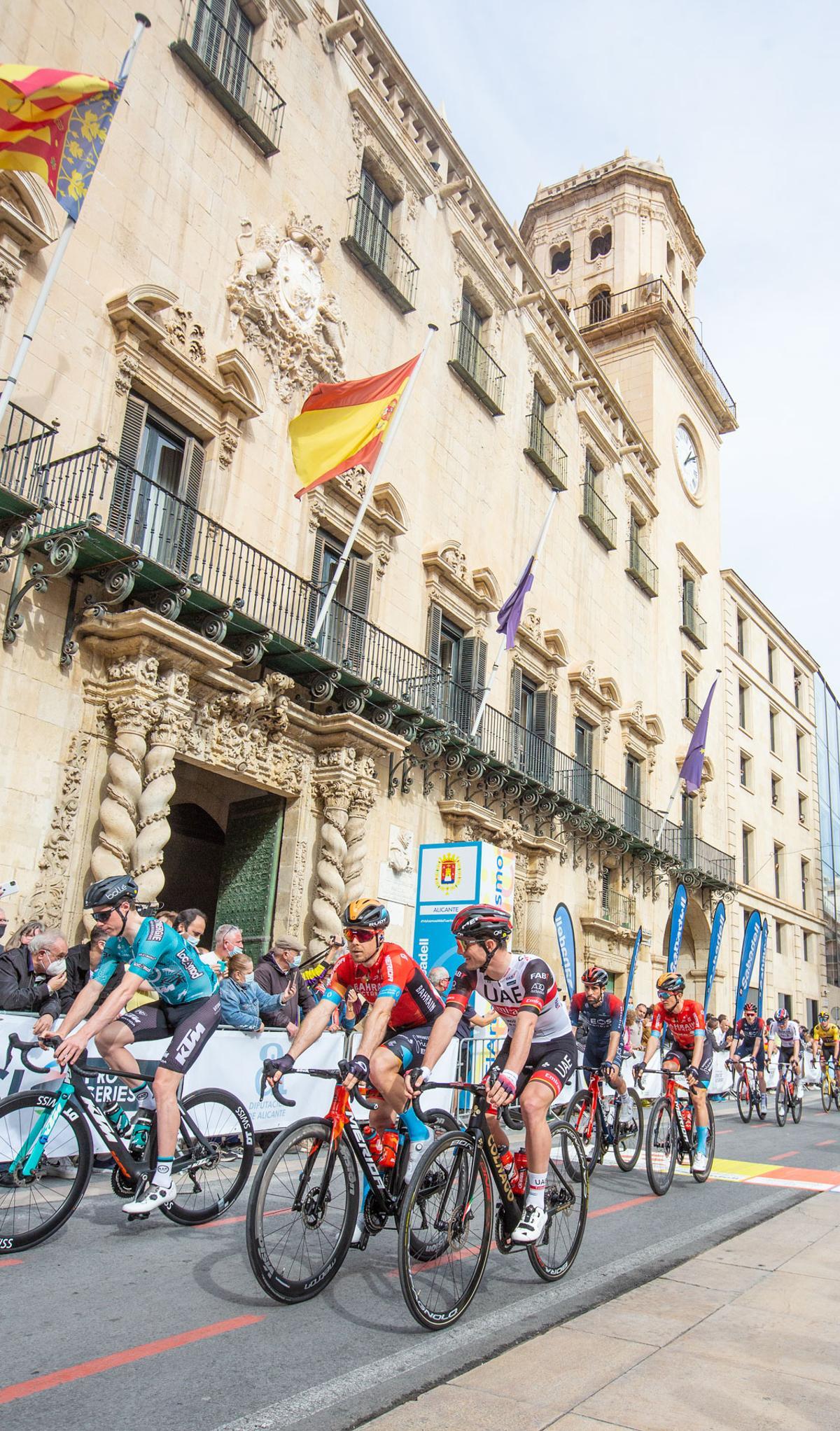Salida de etapa de la Vuelta Ciclista a la Comunitat desde Alicante