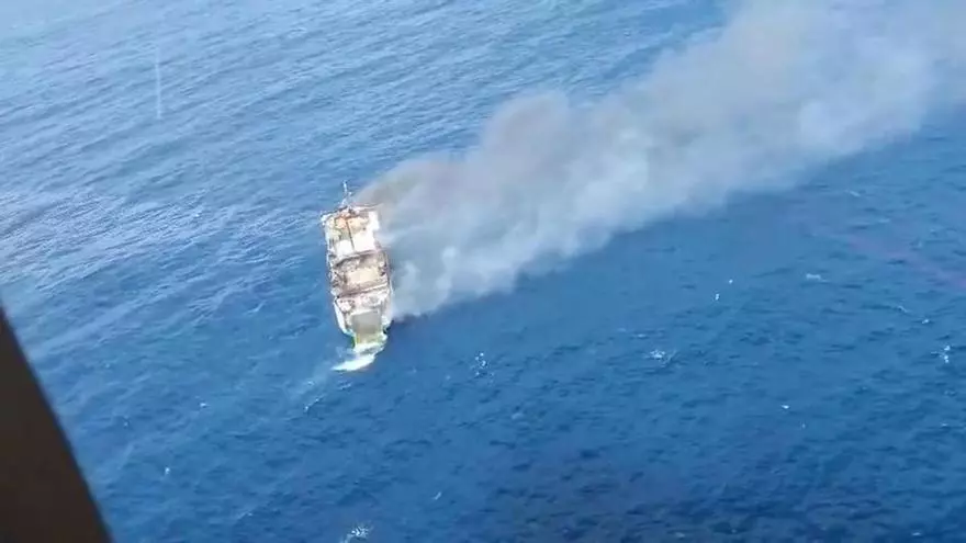 S'incendia un vaixell amb més de 100 passatgers que sortia de Bali