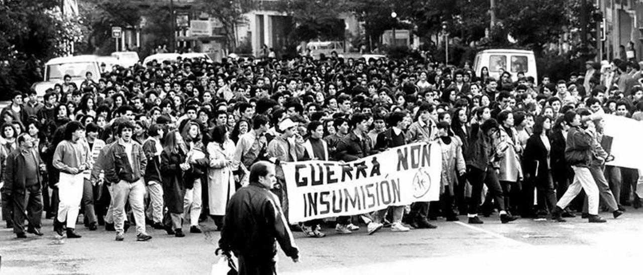 Manifestación antimilitarista nas rúas de Vigo.