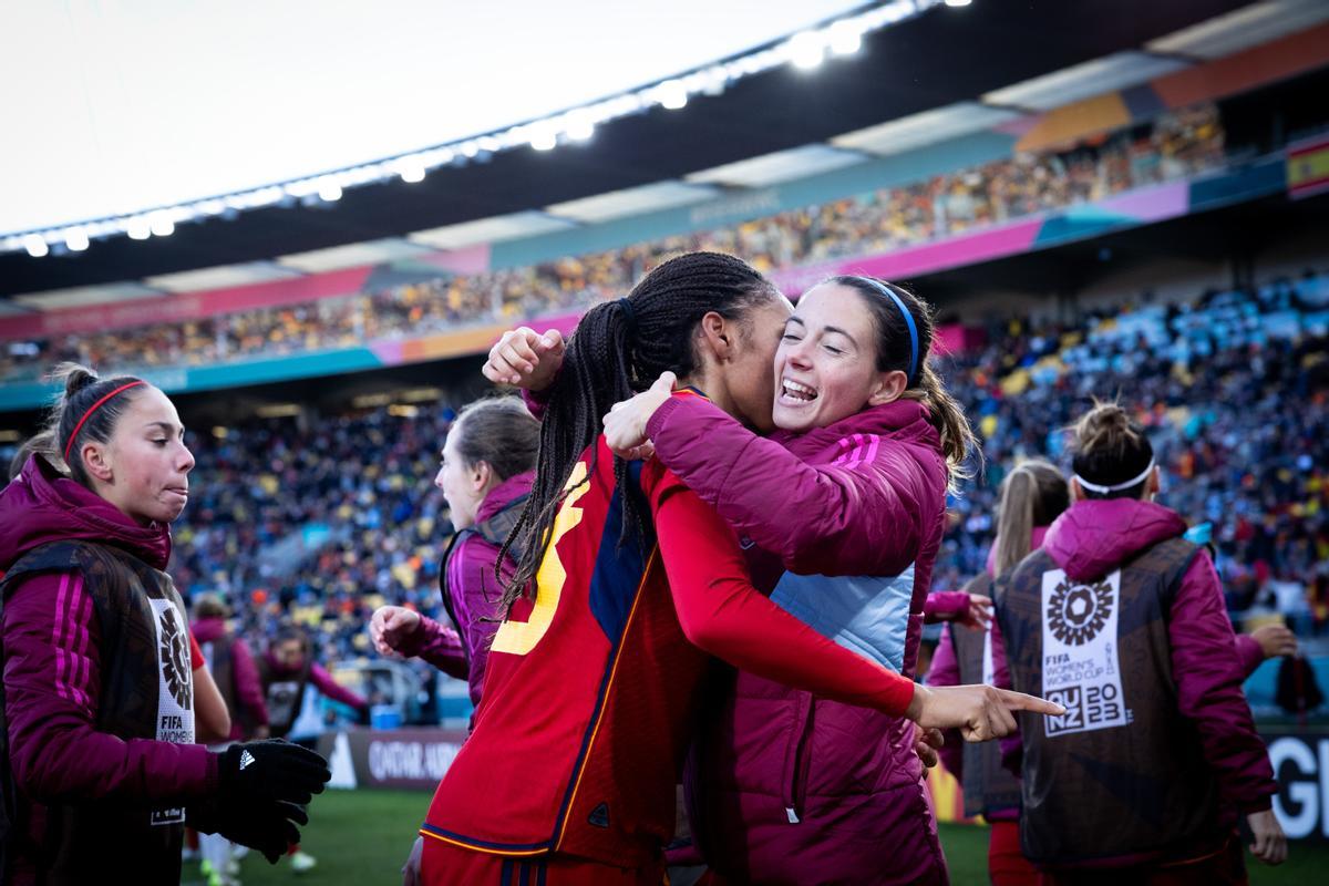 Salma Paralluelo y Aitana Bonmatí celebrando el tanto de la zaragozana