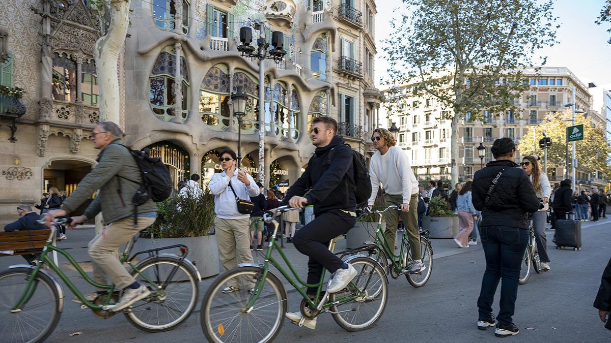 Transeúntes en el paseo de Gràcia de Barcelona.