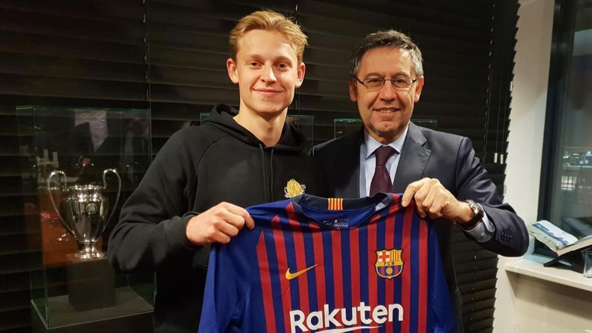 El FC Barcelona cerró este miércoles el fichaje del centrocampista del Ajax de Ámsterdam Frenkie De Jong.