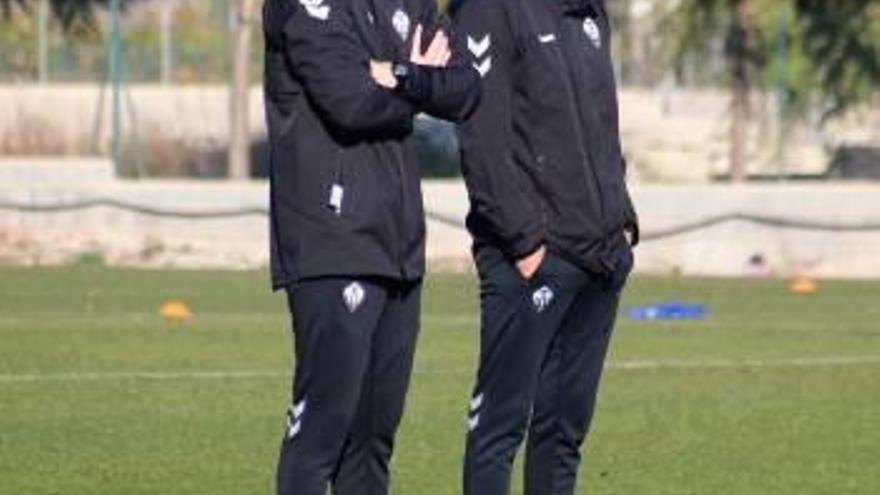 Óscar Cano, con su ayudante, durante el entrenamiento en Marina d&#039;Or.