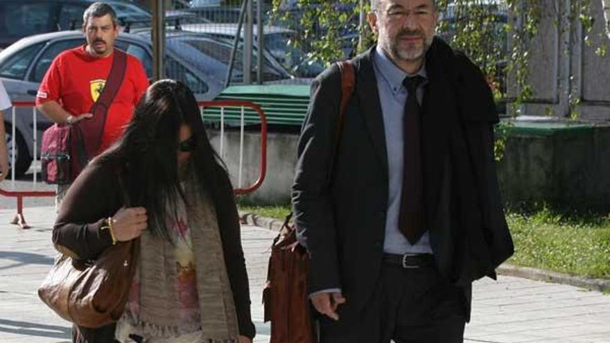 La acusada, acompañada de su abogado, ayer antes de entrar en el edificio de la Audiencia de Vigo.  // Jesús de Arcos