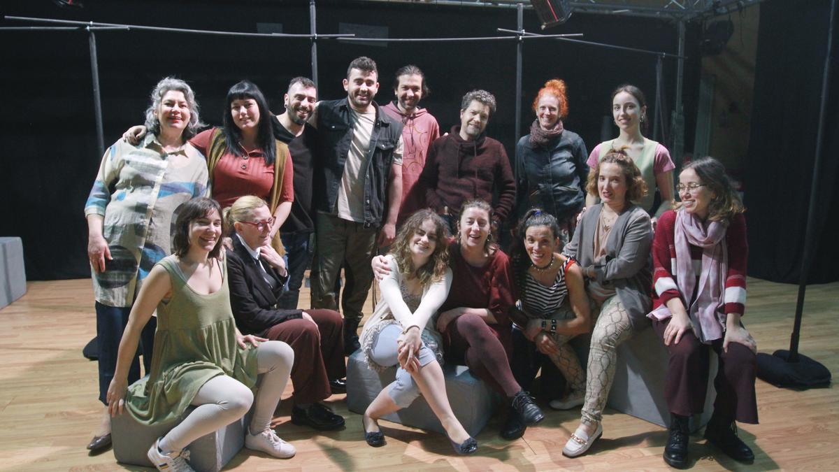 El grupo Maricastaña, nivel 3 del Aula de Teatro Universitaria de Ourense, con su director, Fernando Dacosta.