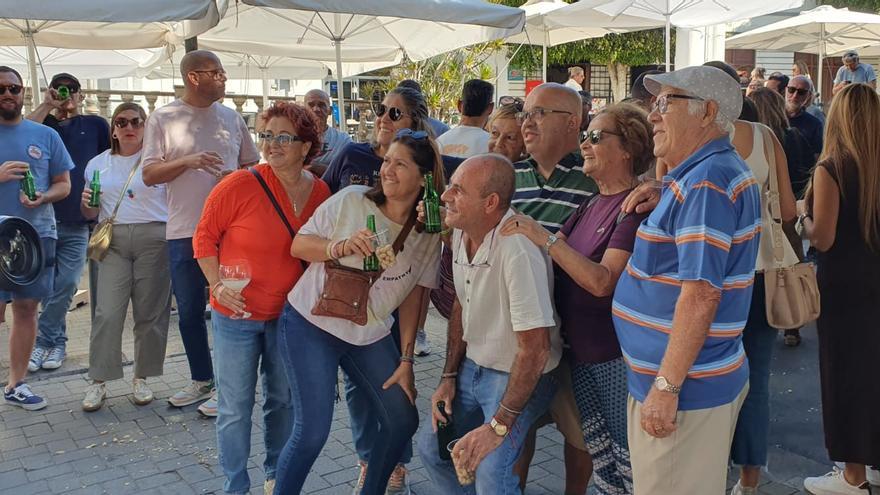 Los clientes acompañan a 'el Perola' en el cierre de su mítico bar en Agaete