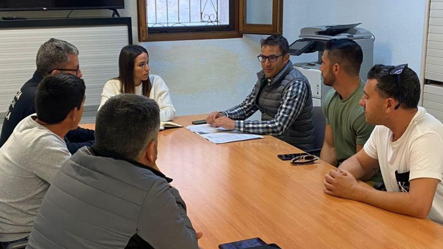 La concejala Raquel París presidió ayer la reunión para acondicionar las playas. | MEDITERRÁNEO