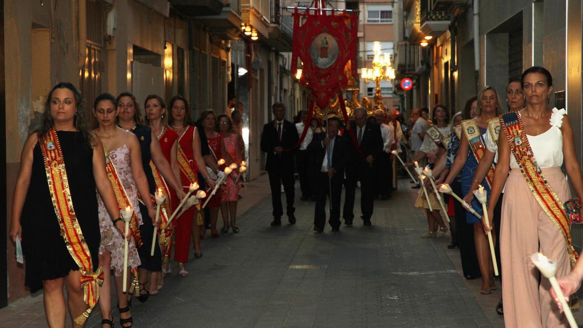 Reinas de la Vila de años anteriores han participado en la procesión.