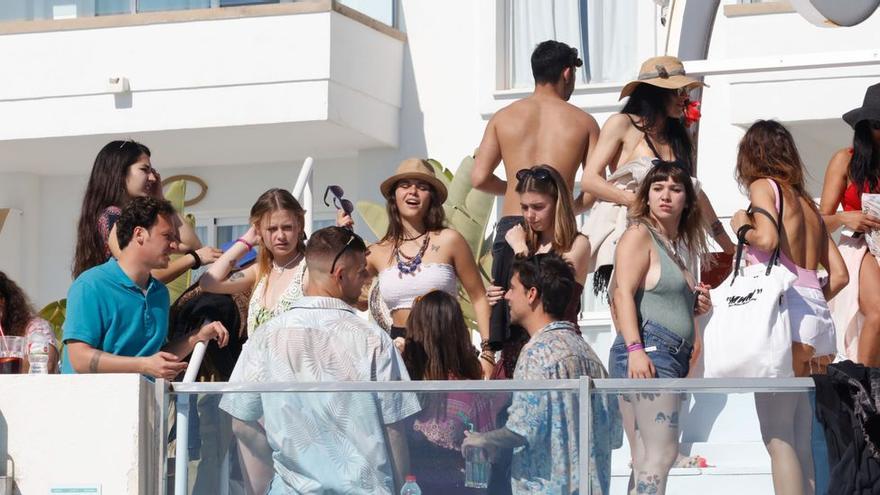 Confunden el rodaje de una serie en Ibiza con una fiesta ilegal