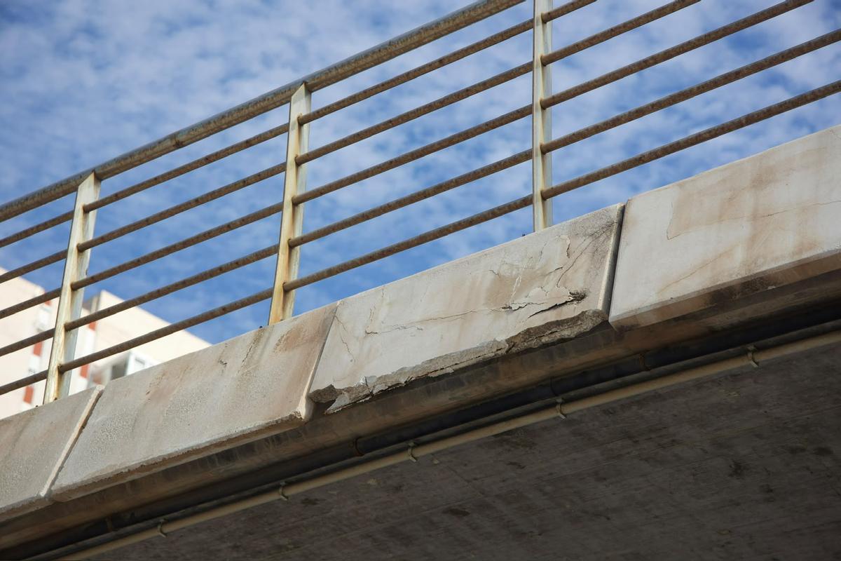 Deterioro en el puente de la avenida de la Condomina, frente a la playa de la Albufereta.