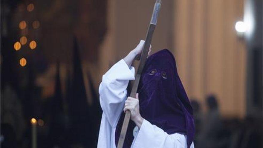 Un penitente en una de las procesiones cacereñas.