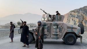El personal de seguridad talibán monta guardia cerca del paso fronterizo de Torkham entre Afganistán y Pakistán, en la provincia de Nangarhar, el 27 de febrero de 2026, la misma madrugada me la que Pakistán bombardeó importantes ciudades de Afganistán, incluida la capital, Kabul.