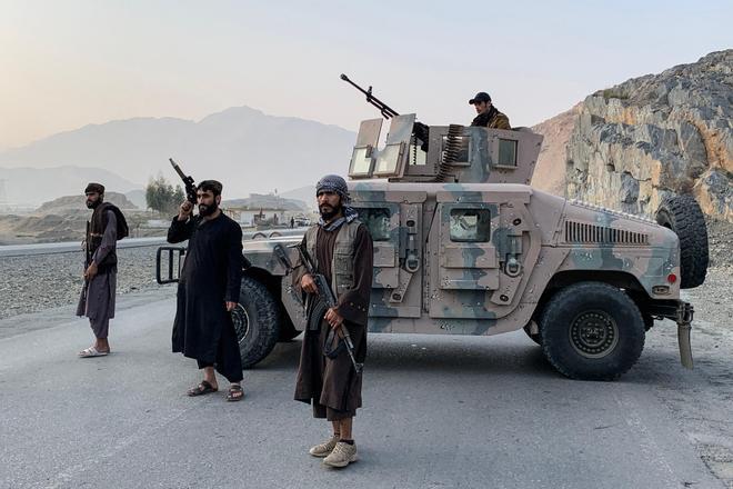 El personal de seguridad talibán monta guardia cerca del paso fronterizo de Torkham entre Afganistán y Pakistán, en la provincia de Nangarhar, el 27 de febrero de 2026, la misma madrugada me la que Pakistán bombardeó importantes ciudades de Afganistán, incluida la capital, Kabul.