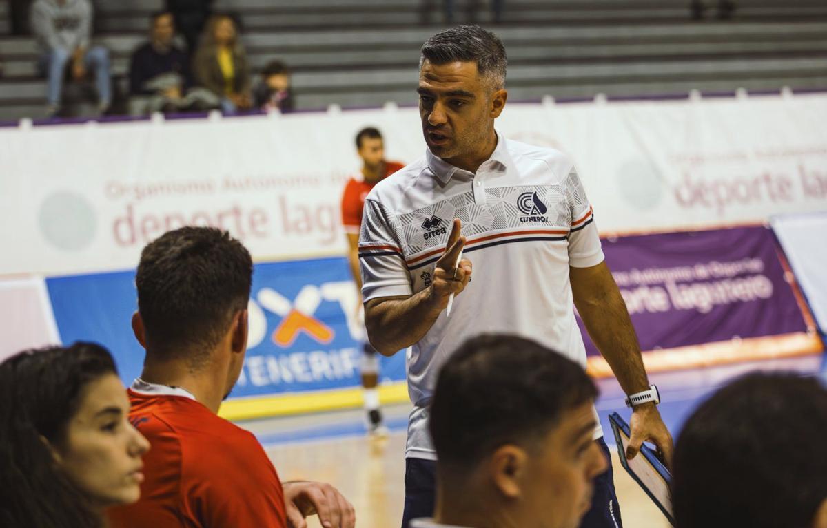 Miguel Rivera, dando instrucciones a sus jugadores. | CISNEROS