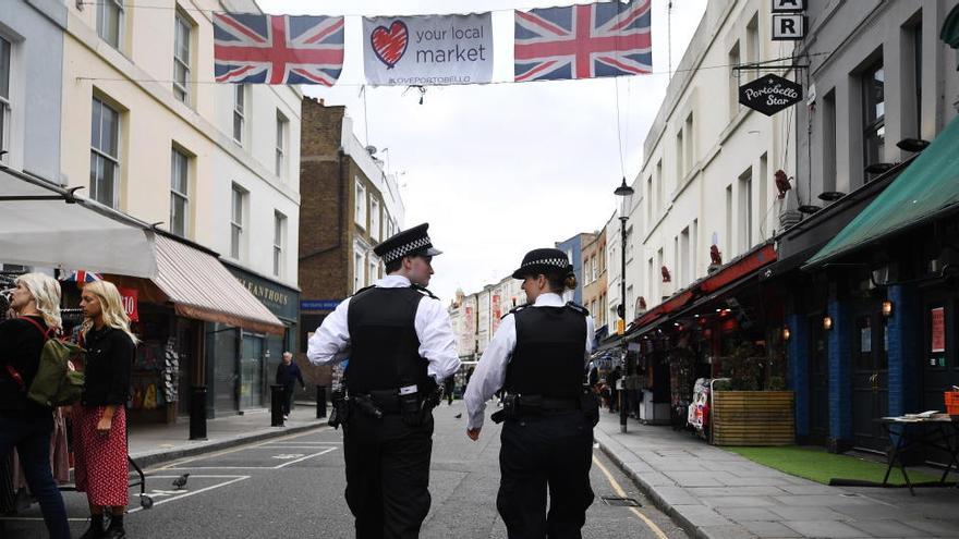 Dos agentes de policía caminan por las calles de Londres.