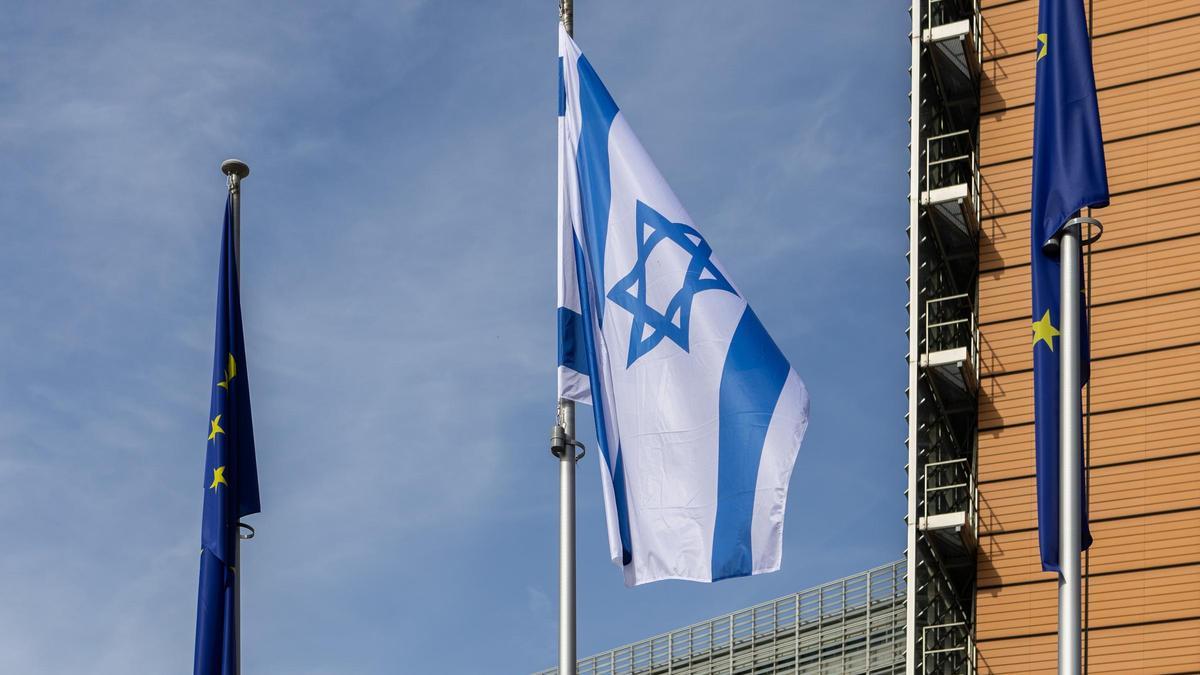 La bandera d'Israel onejant a la seu de la Comissió Europea, a Brussel·les