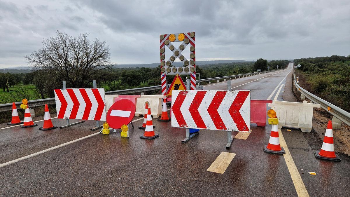 Señalización del corte de carretera en la N-523 en la zona en la que está el socavón.