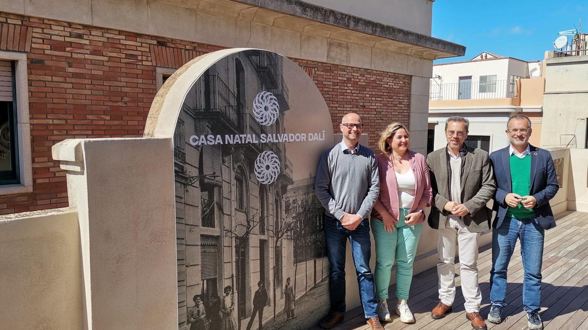 Eduard Bech, Agnès Lladó, Alfons Martínez i Pere Casellas, aquest matí al terrat de la casa natal de Dalí