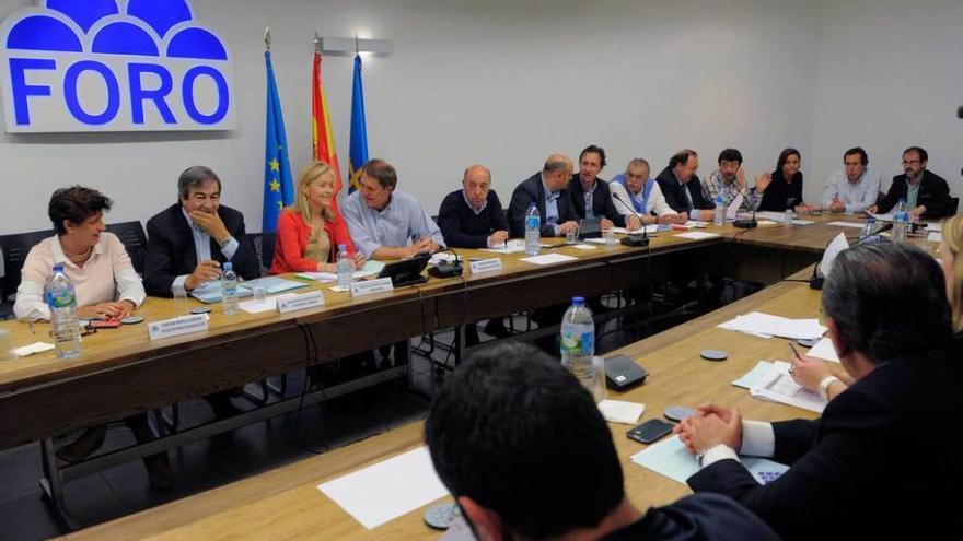 Carolina Morilla, Francisco Álvarez-Cascos y Cristina Coto, al inicio de la comisión directiva de Foro.