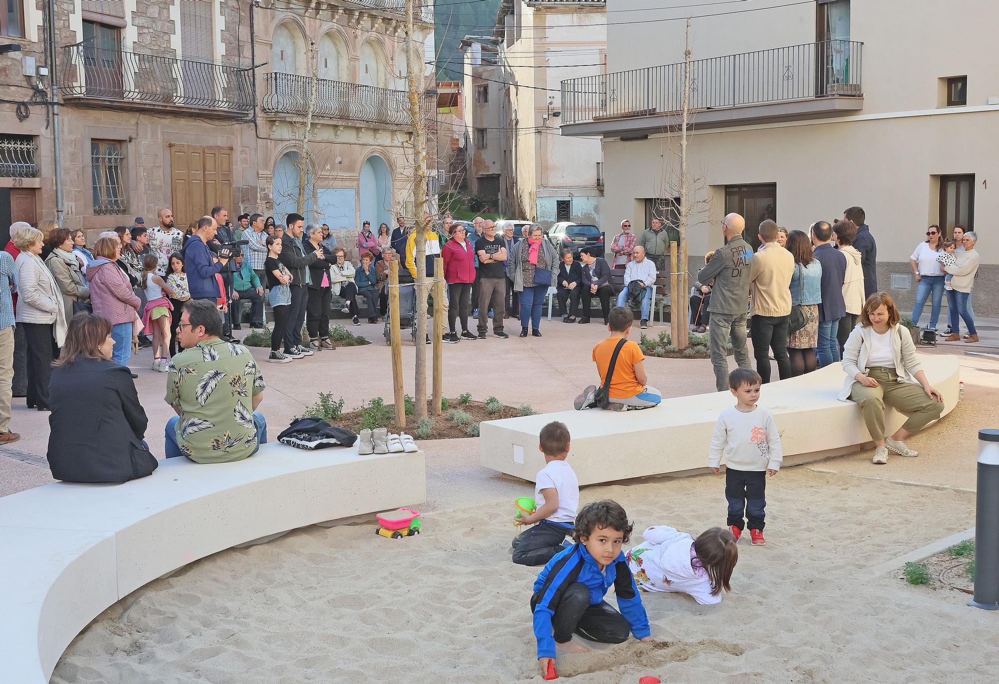 Cardona innagura la renovada plaça de la Coromina