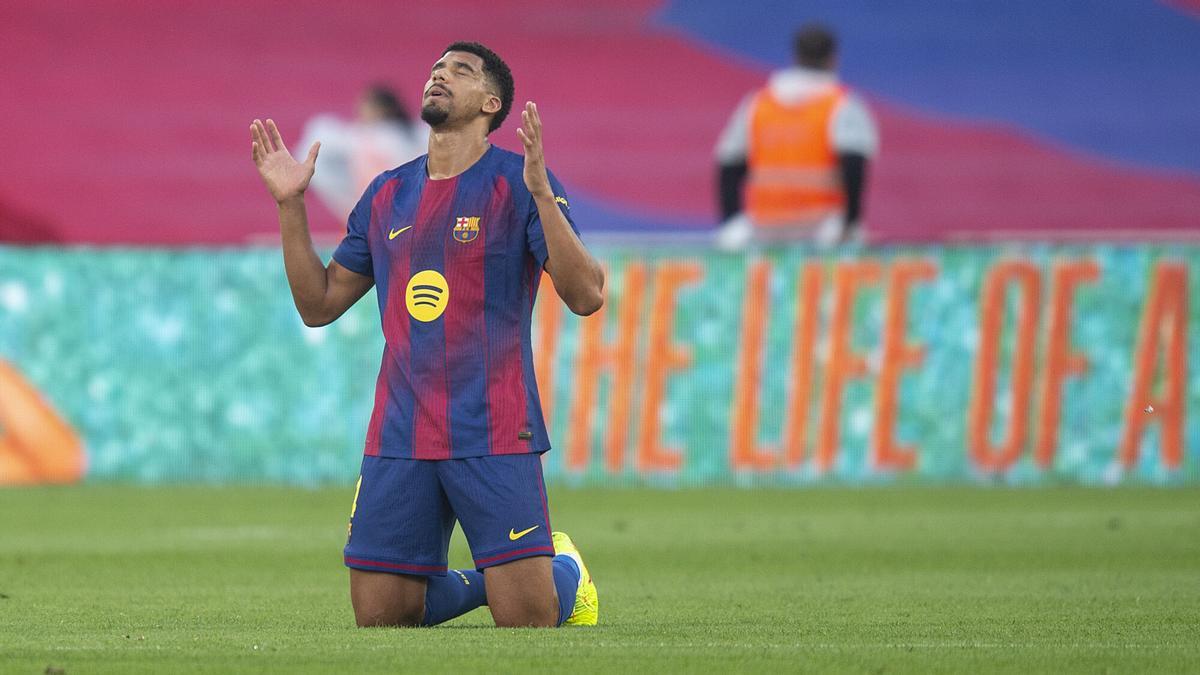 Araujo agradece de rodillas y con los brazos abiertos tras anotar el gol de la victoria azulgrana durante el partido de liga entre el FC Barcelona y el Girona en el estadio Lluis Companys de Montjuic. Fotogafía de Jordi Cotrina