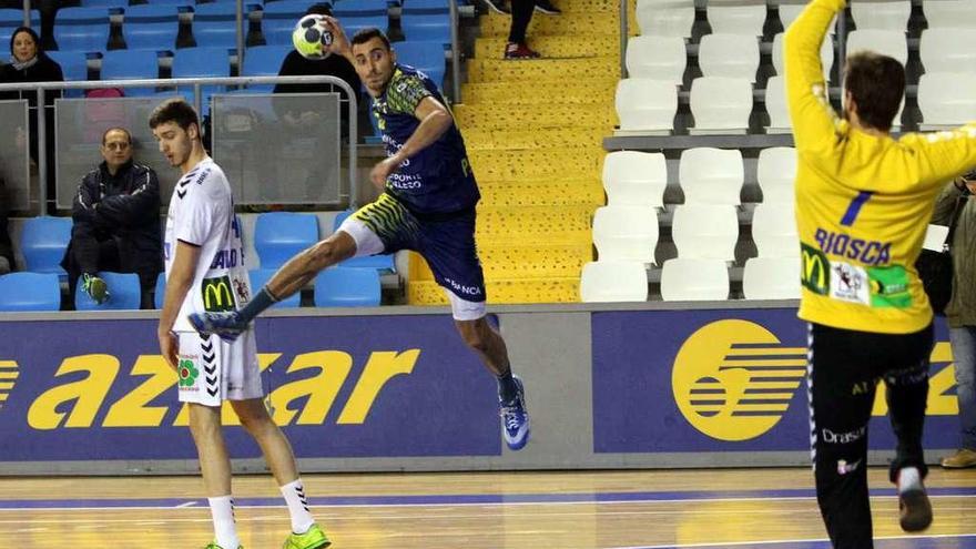 Paulo Dacosta intenta un lanzamiento en el partido de ayer en Lugo. // Marcos Rodríguez/El Progreso