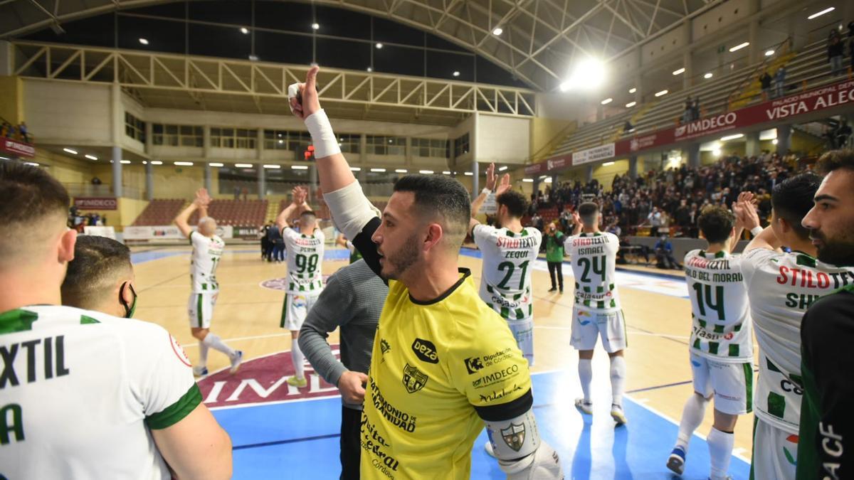 Los jugadores del Córdoba Futsal celebran la victoria al final del partido con la afición.