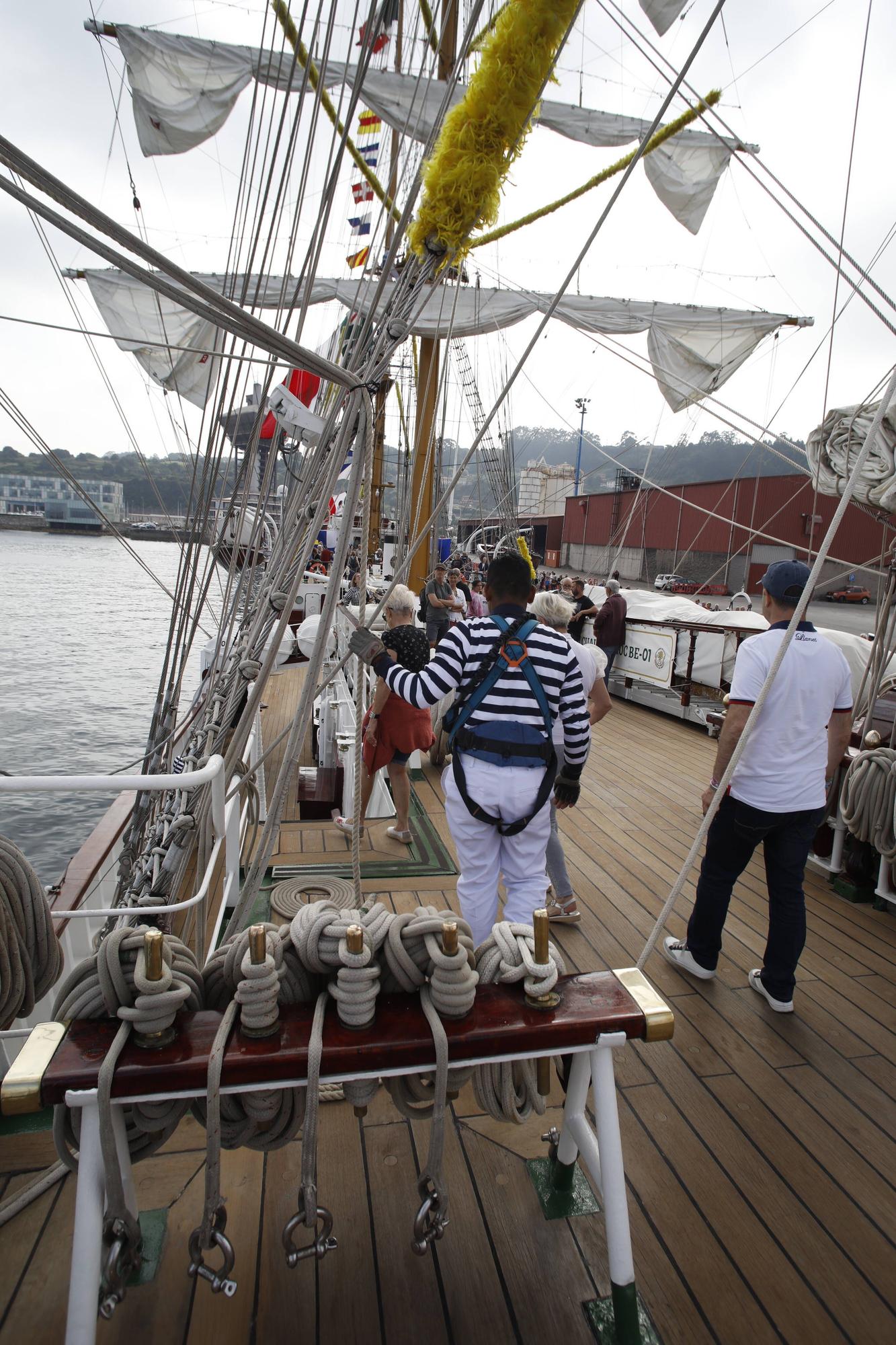 En imágenes: Colas en el puerto de Gijón para visitar el buque escuela de la Armada de México